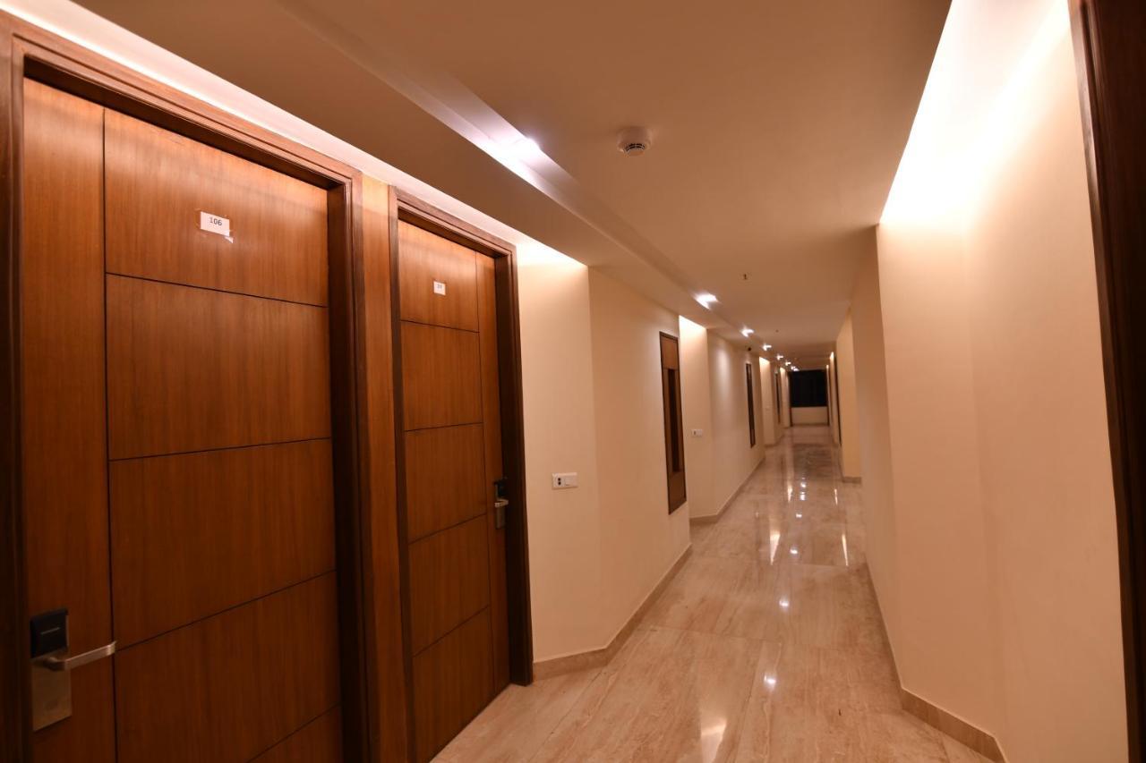 Hotel Krishna Palace Ayodhya Bagian luar foto