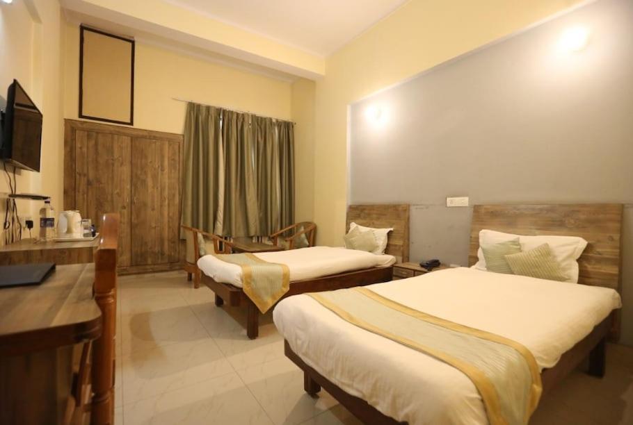 Hotel Krishna Palace Ayodhya Bagian luar foto