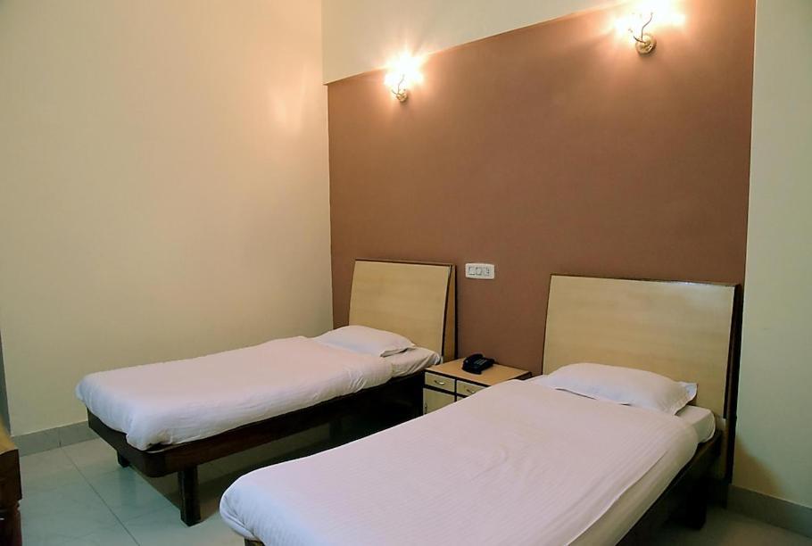 Hotel Krishna Palace Ayodhya Bagian luar foto