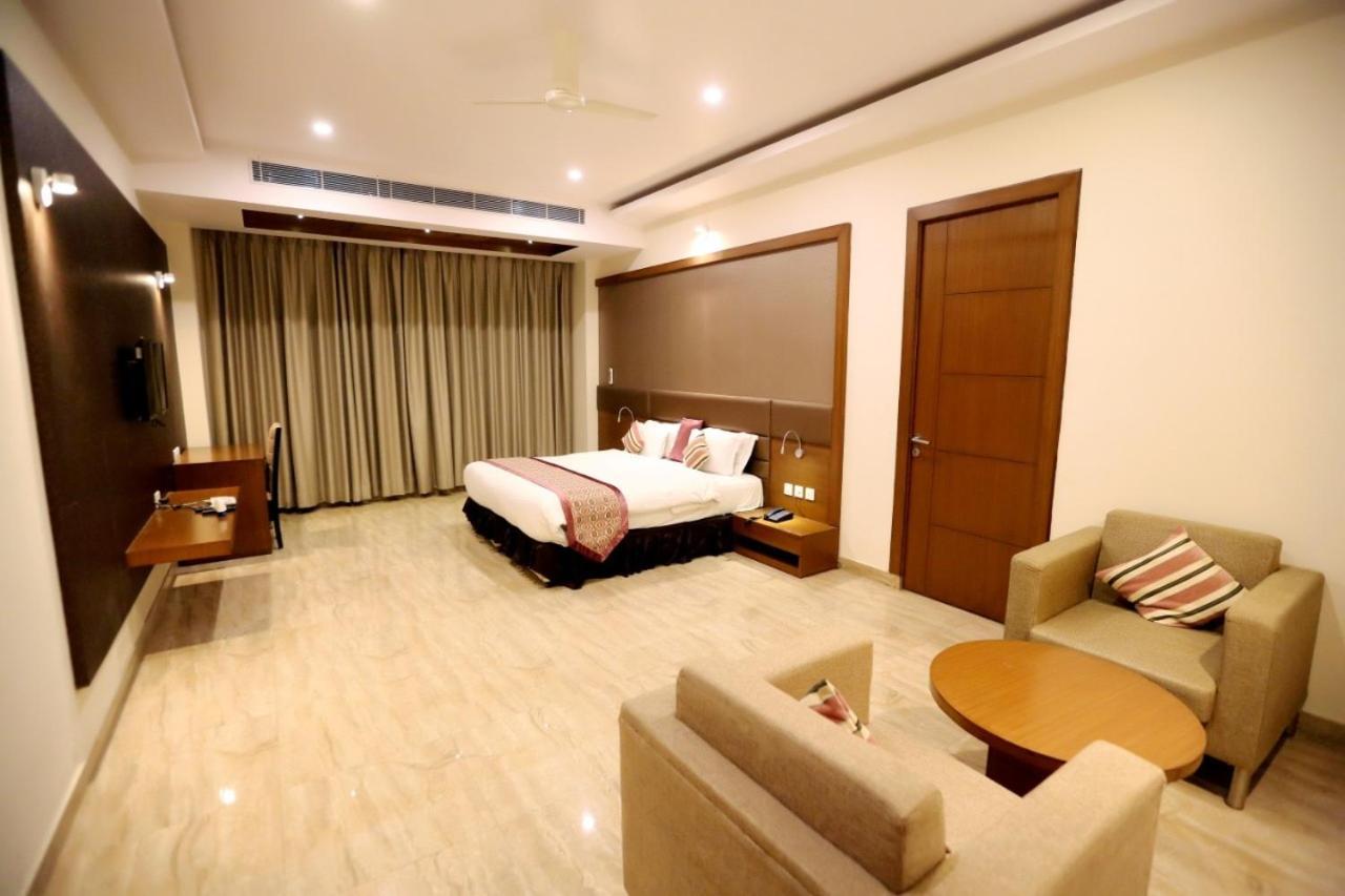 Hotel Krishna Palace Ayodhya Bagian luar foto