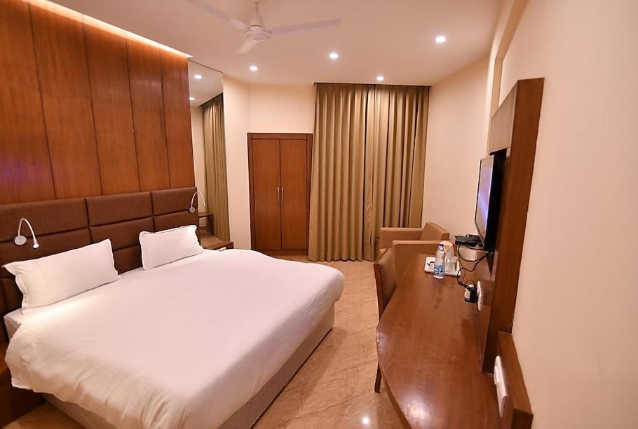 Hotel Krishna Palace Ayodhya Bagian luar foto
