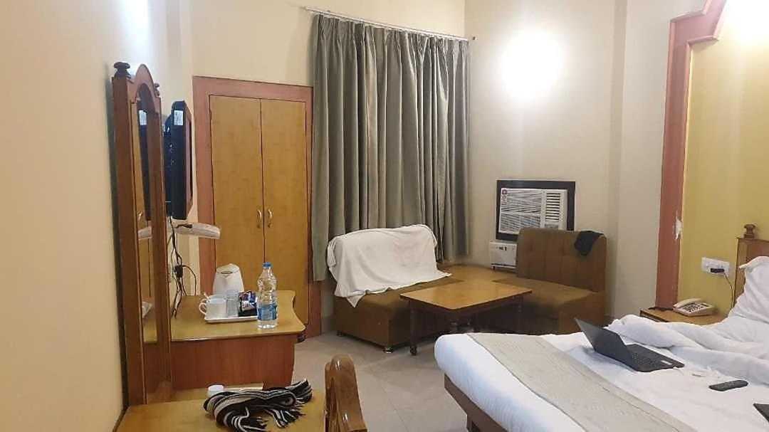 Hotel Krishna Palace Ayodhya Bagian luar foto