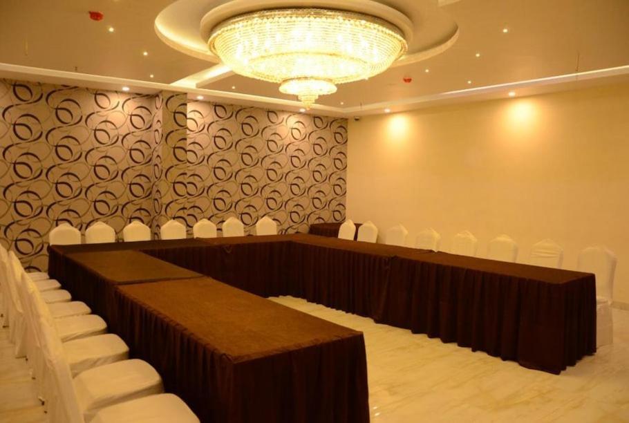 Hotel Krishna Palace Ayodhya Bagian luar foto