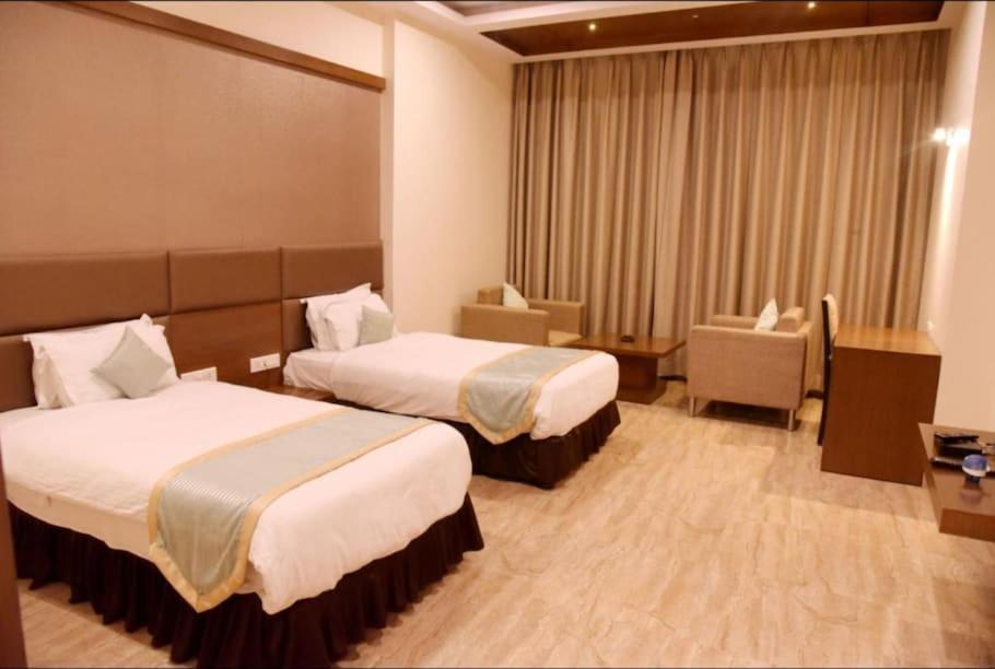 Hotel Krishna Palace Ayodhya Bagian luar foto