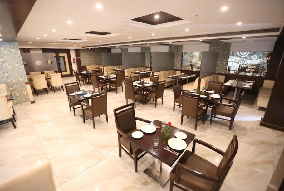 Hotel Krishna Palace Ayodhya Bagian luar foto