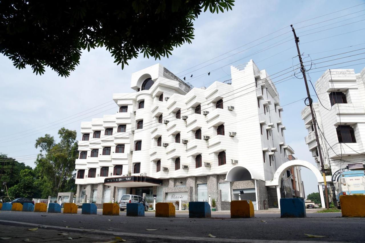 Hotel Krishna Palace Ayodhya Bagian luar foto